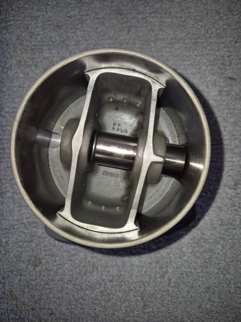 Piston et cylindre Porsche Turbo 3.3 LesAnciennes.com