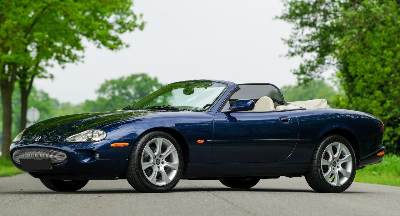 JAGUAR XK8 Cabriolet - 1999 LesAnciennes.com