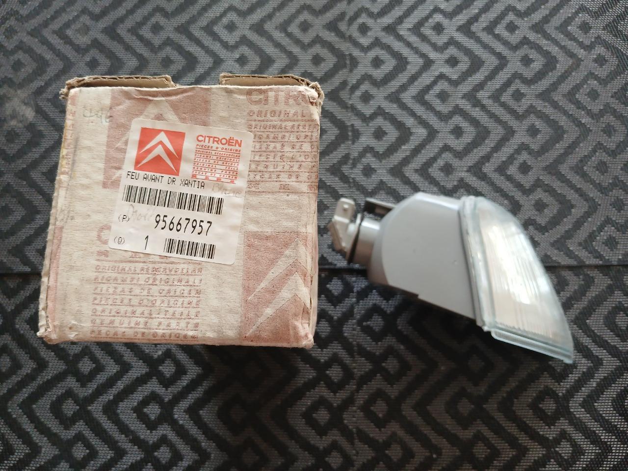 Clignotant droit CITROEN XANTIA série 1 LesAnciennes.com
