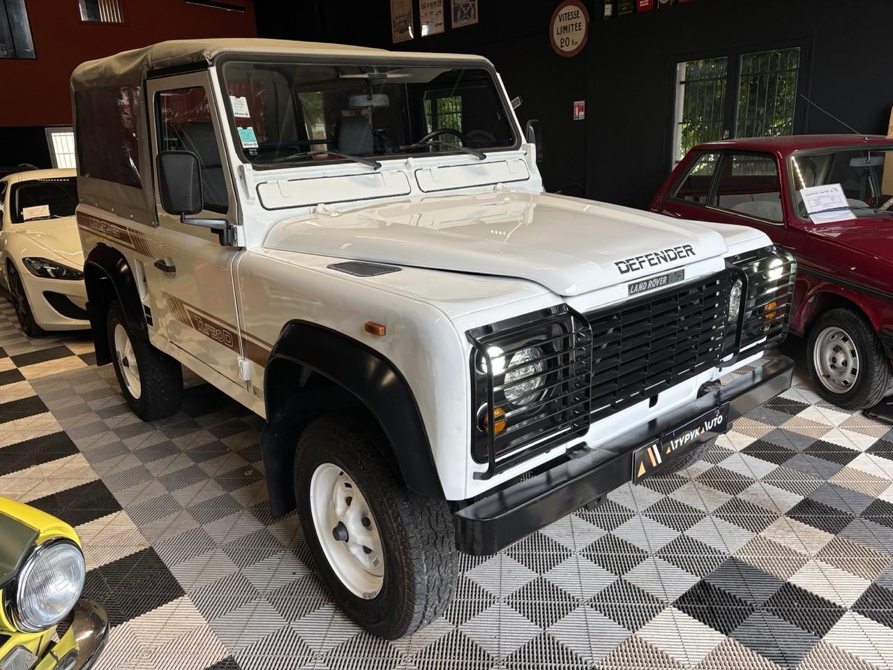 LAND ROVER Defender 90 Court Baché 2,5TD - 1988 LesAnciennes.com