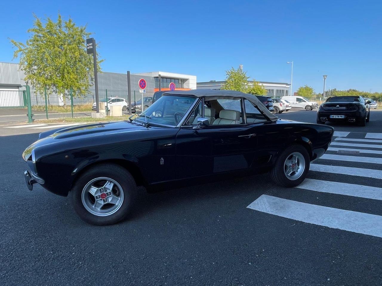 FIAT 124 Spiders - 1972 LesAnciennes.com