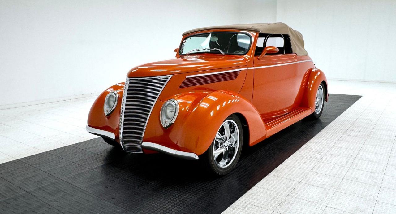 1937 Ford 85 Deluxe Cabriolet LesAnciennes.com