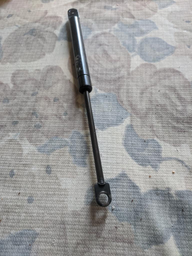 Vérin capot BMW E30 LesAnciennes.com