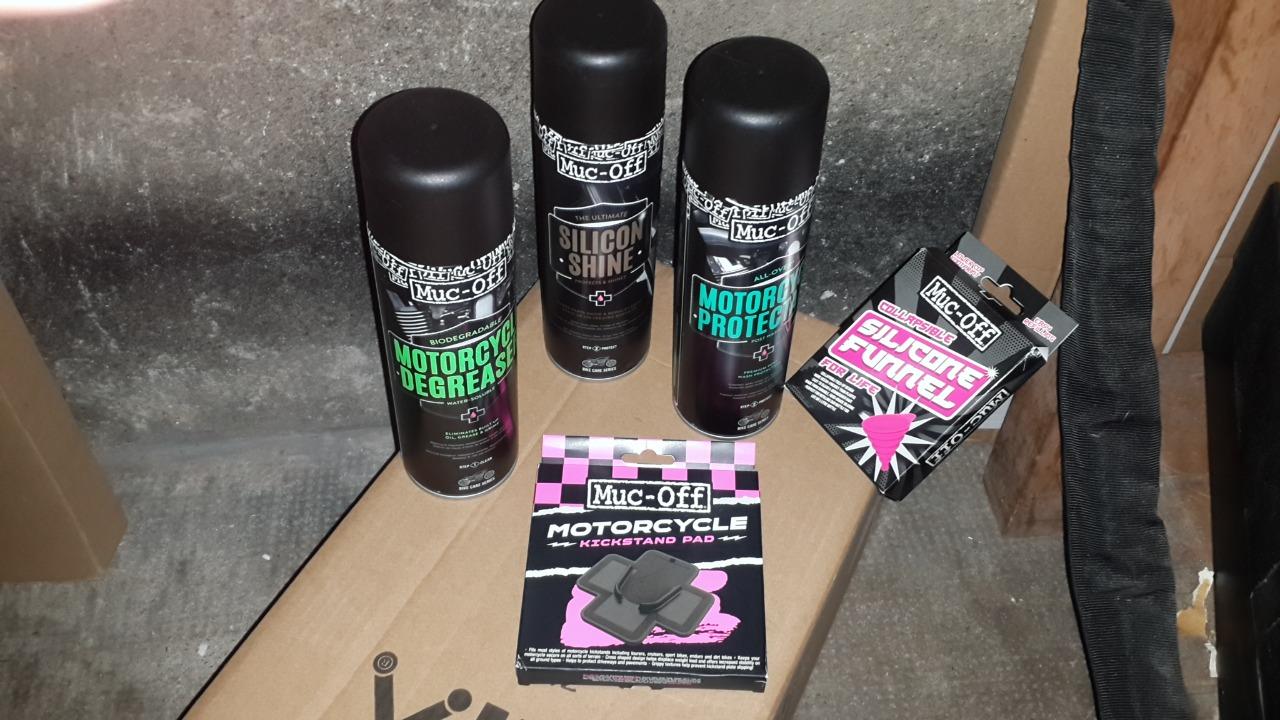 Lot de produits muc off neufs 1L nettoyants polish LesAnciennes.com
