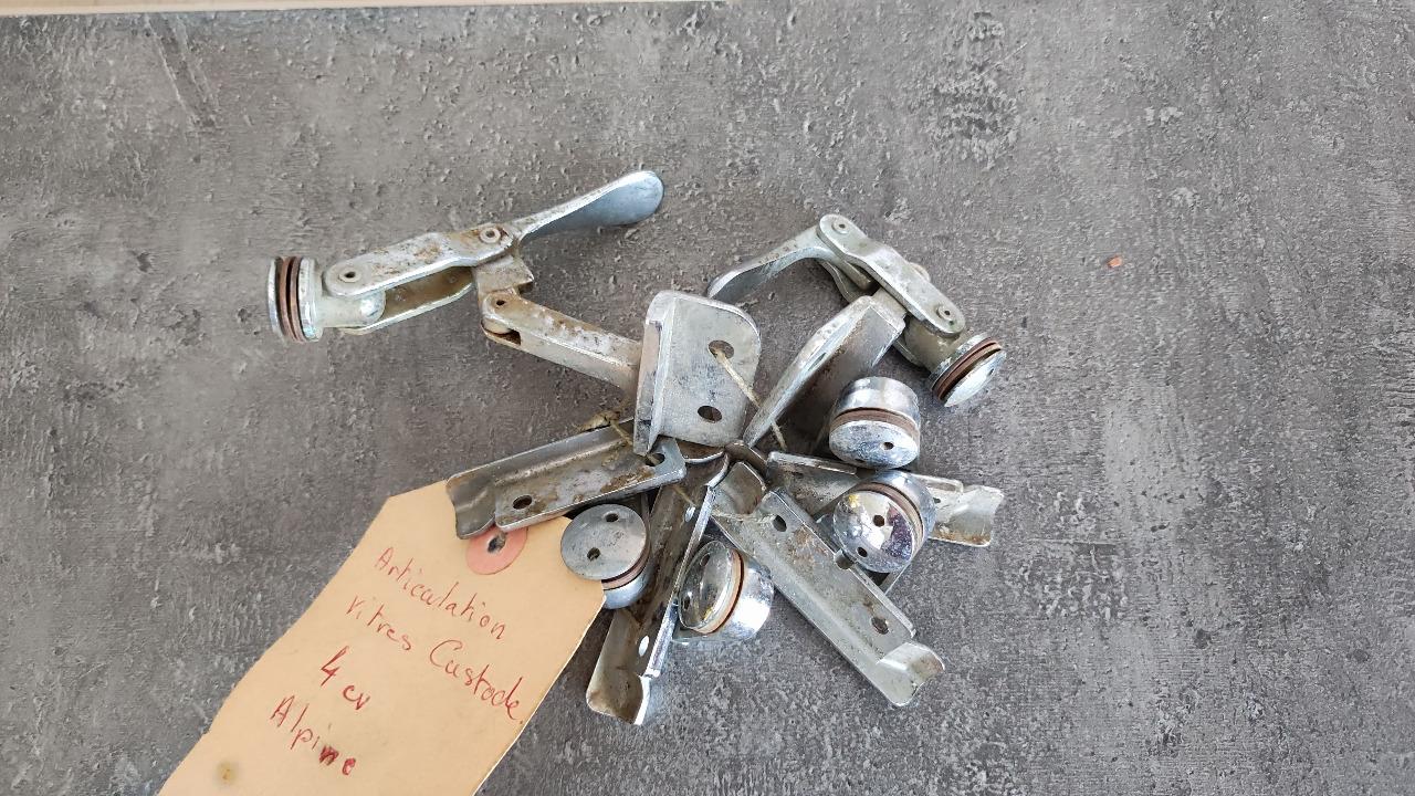 Articulations charnières vitres custodes 4CV A110 LesAnciennes.com