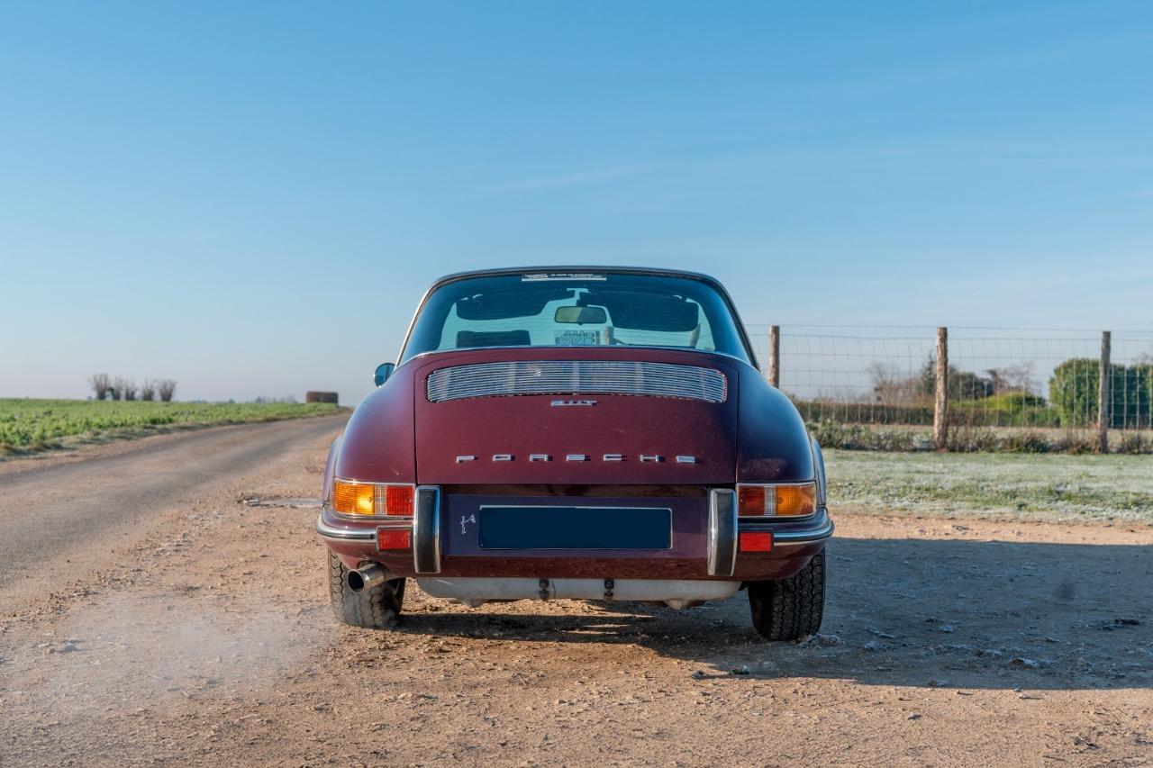 PORSCHE 911 2.2 Targa - 1971 LesAnciennes.com