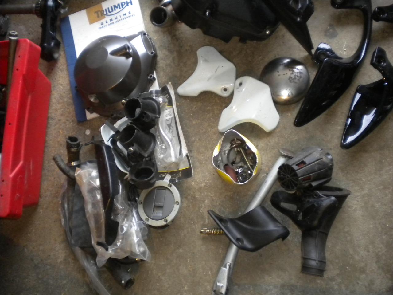 Pièces SUZUKI GSXR 1000 lot pièces détachées LesAnciennes.com