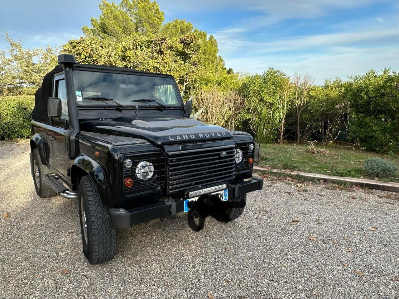 LAND ROVER Defender 90 Soft Top Cabriole - 2012 LesAnciennes.com