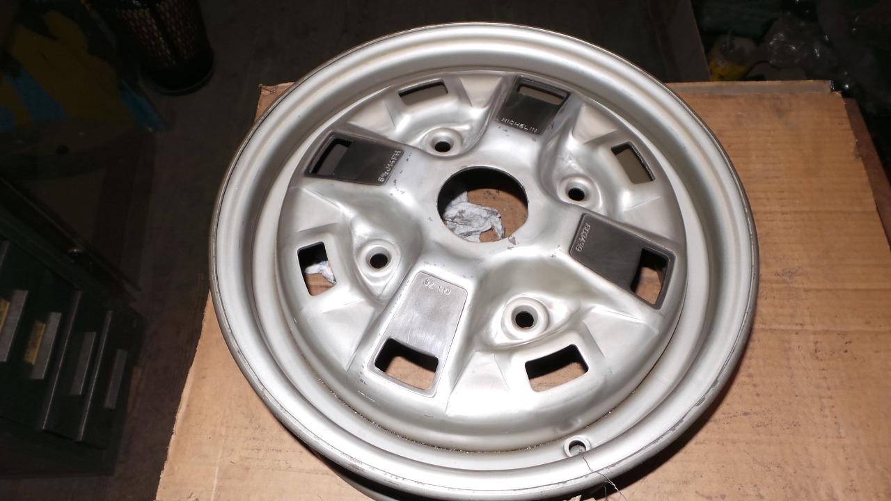 2 jantes neuves R30 LesAnciennes.com