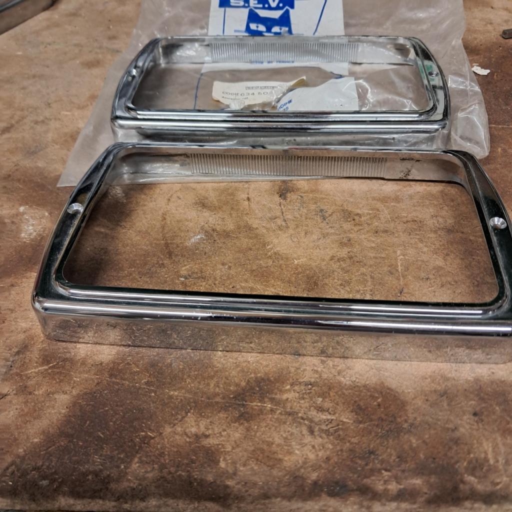 Paire de cerclage chrome de phares marchal LesAnciennes.com