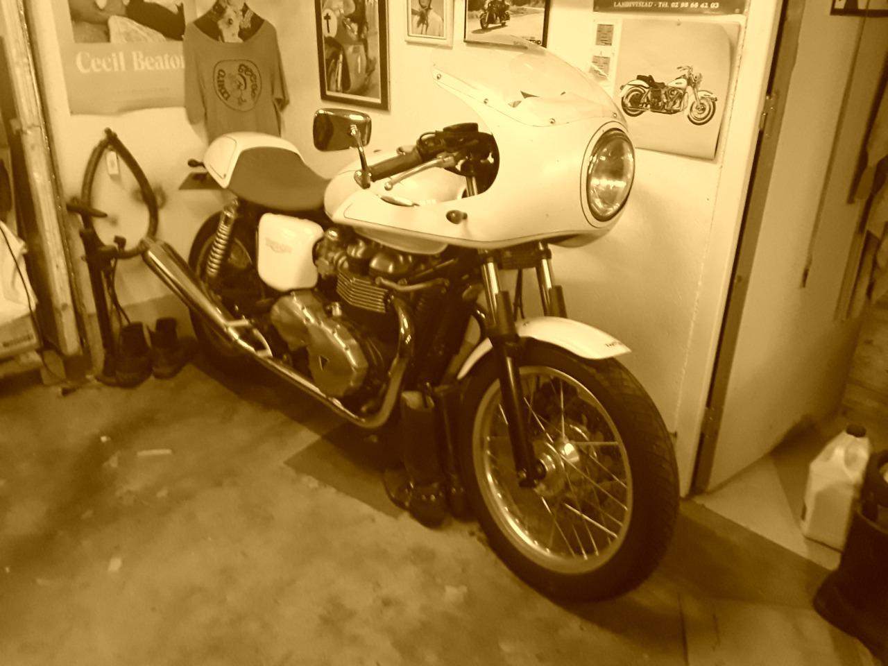 TRIUMPH Thruxton 900 café racer LesAnciennes.com