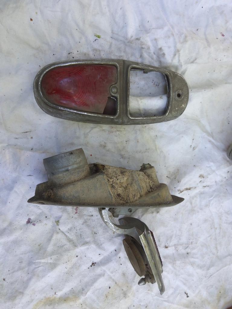 Lot de pièces PEUGEOT 403 Berline / ' LesAnciennes.com