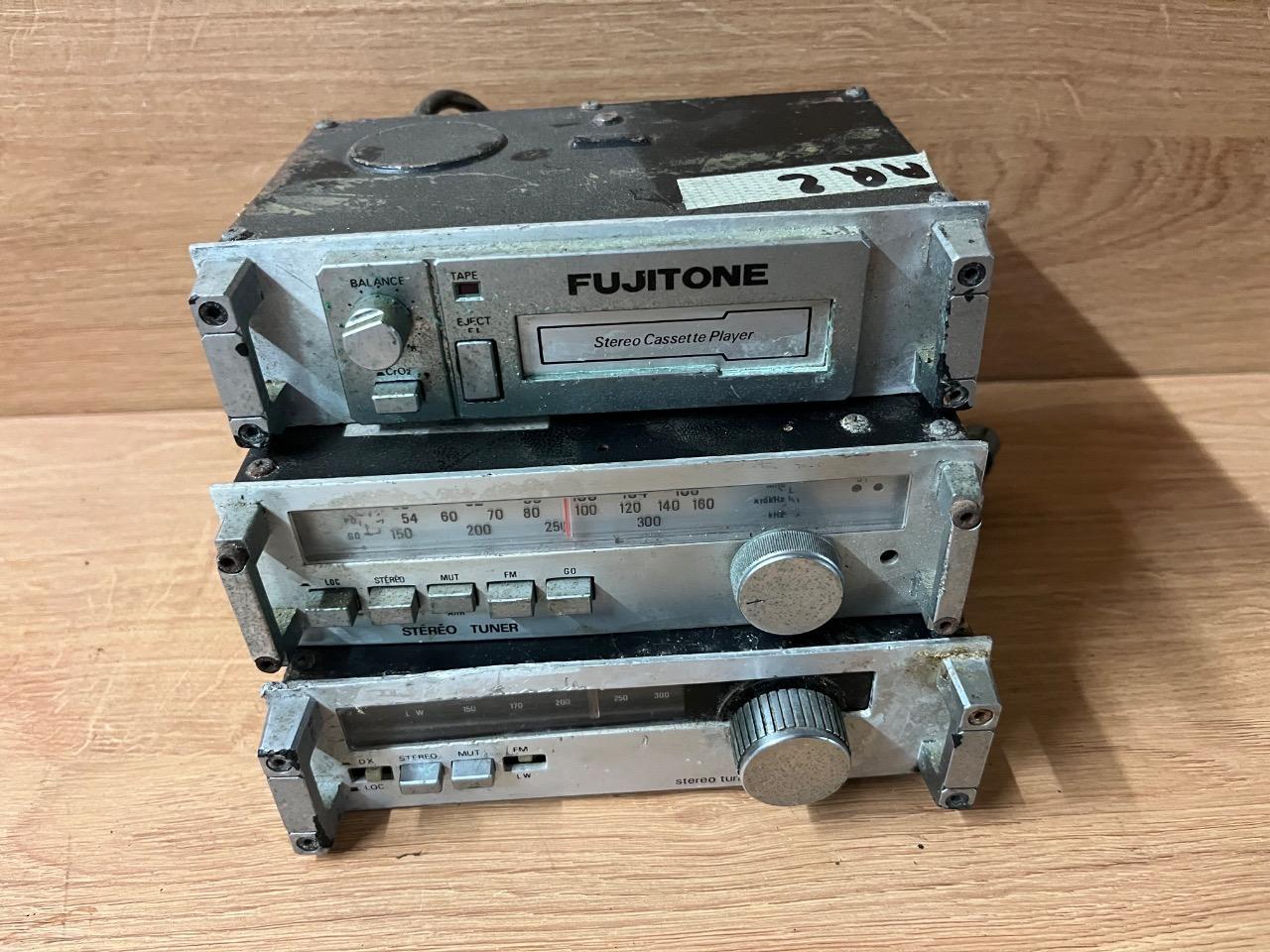 Lot de 3 auto-radio pour DS. LesAnciennes.com