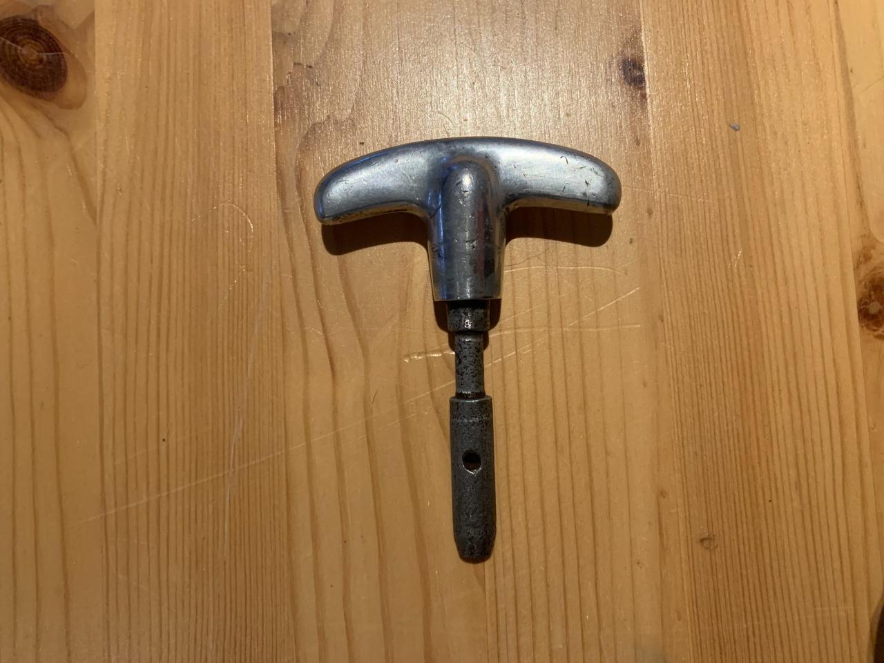 Poignée ouverture capot CITROEN 2CV AZ LesAnciennes.com