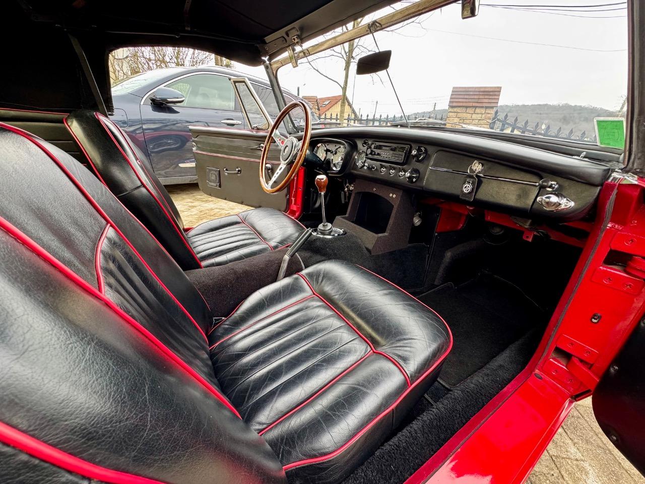 MG MGB Roadster - 1965 LesAnciennes.com