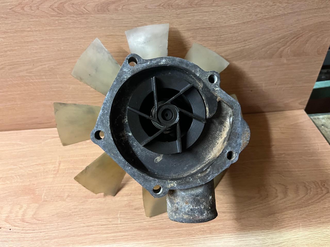 Pompe à eau pour Citroën DS IE. LesAnciennes.com