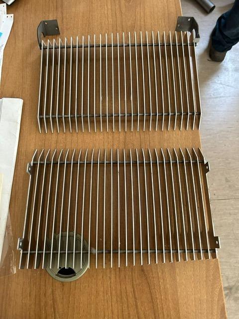 Grilles de capot avant Lamborghini Miura LesAnciennes.com