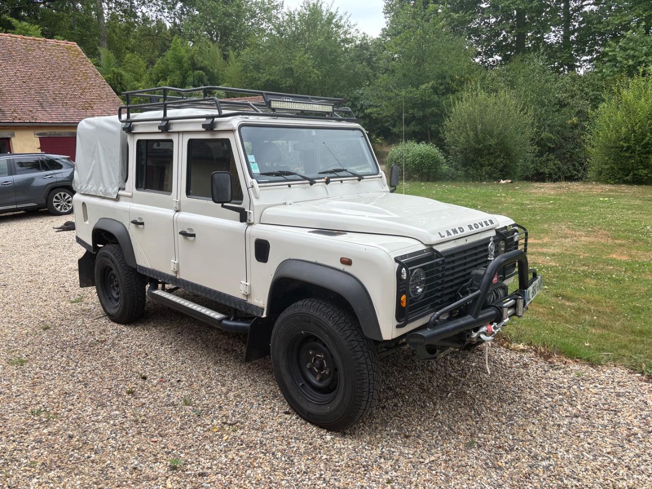 LAND ROVER Defender 110 td4 crewcab LesAnciennes.com