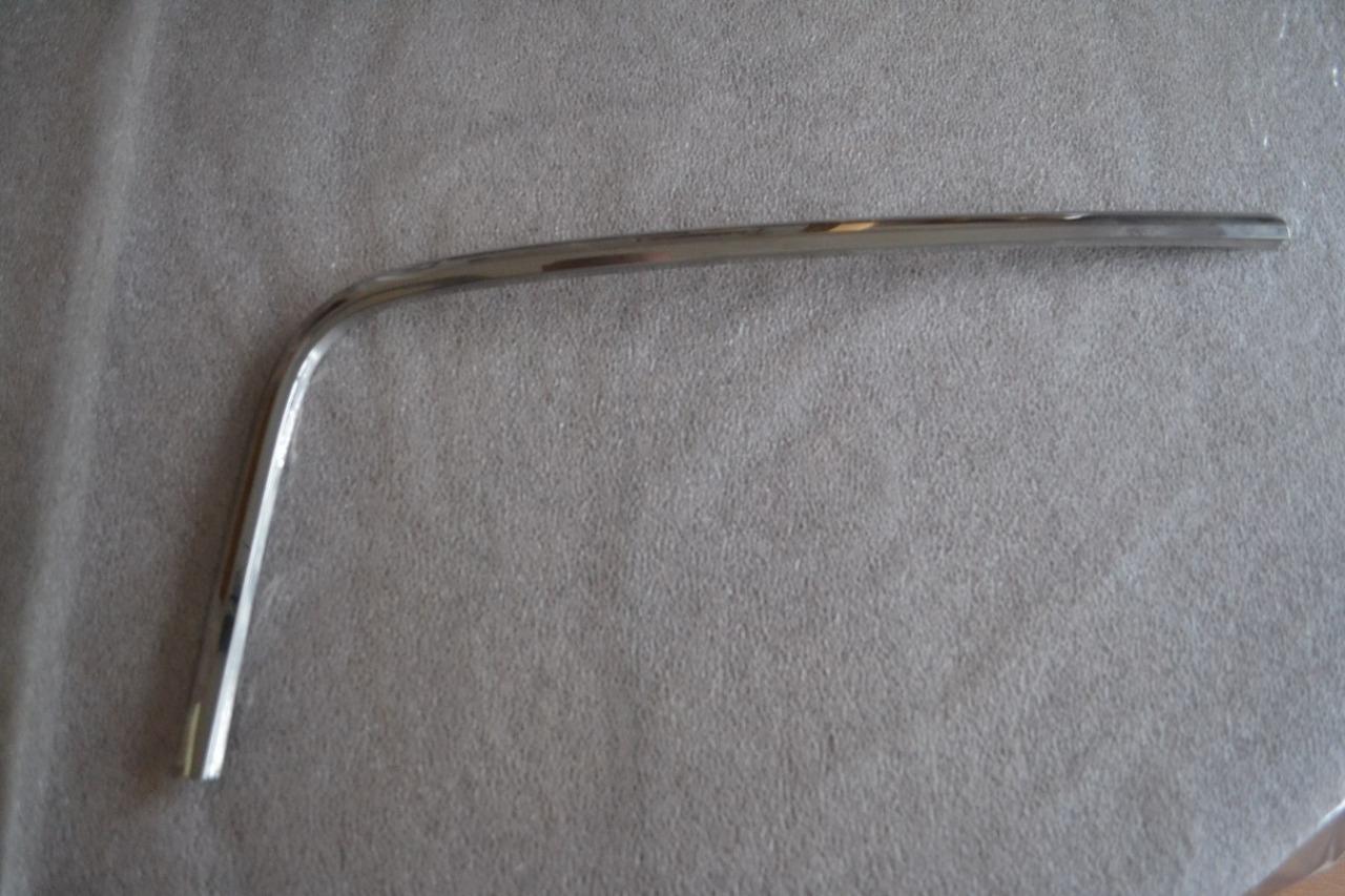 Enjoliveur sup. DT joint pare-brise PEUGEOT 304 LesAnciennes.com