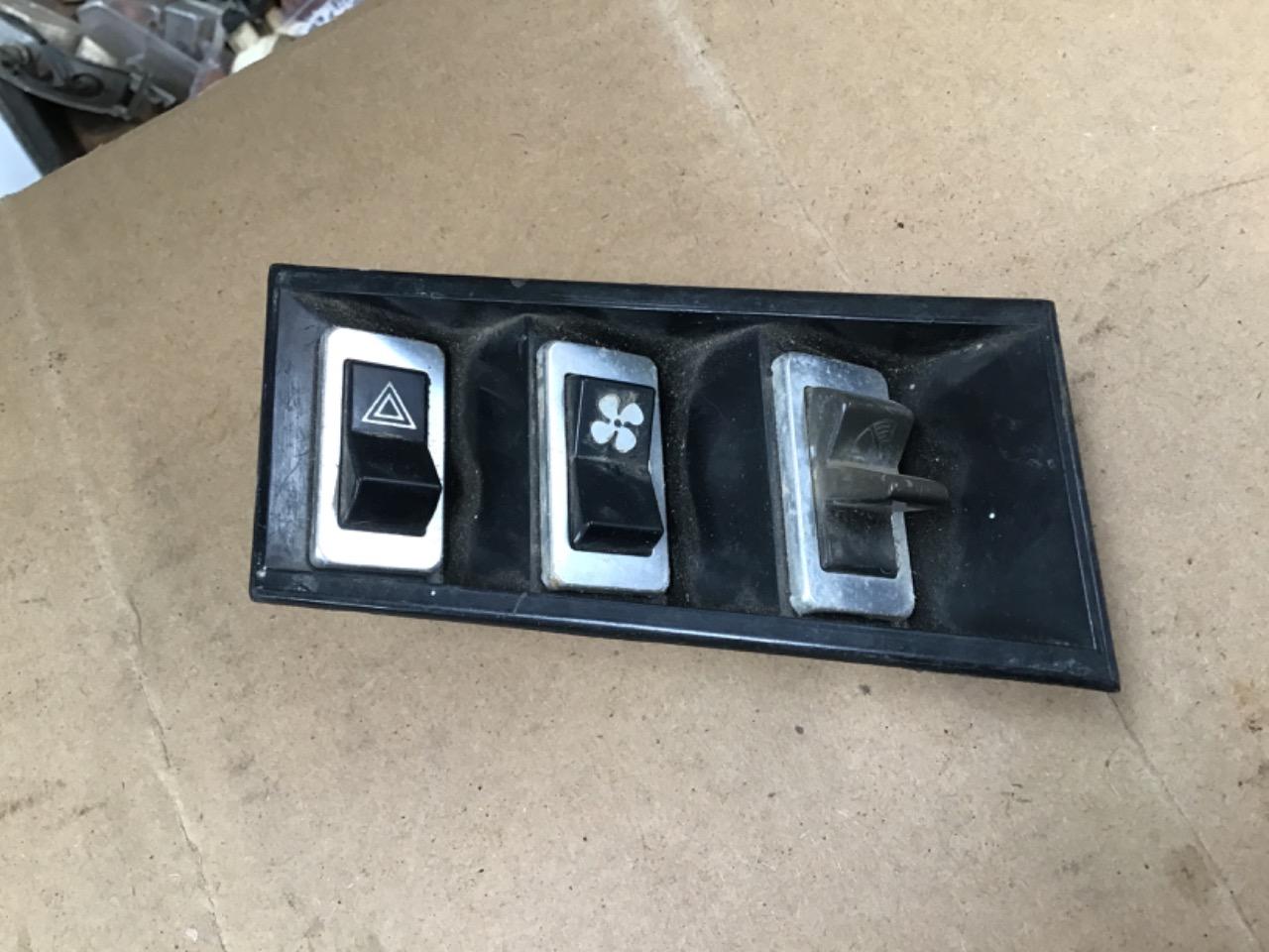 BOUTONS TABLEAU DE BORD RENAULT 6 (R6) LesAnciennes.com