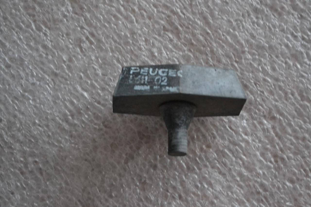 Butée batterie PEUGEOT 203 104 204 304 403 404 J7 LesAnciennes.com