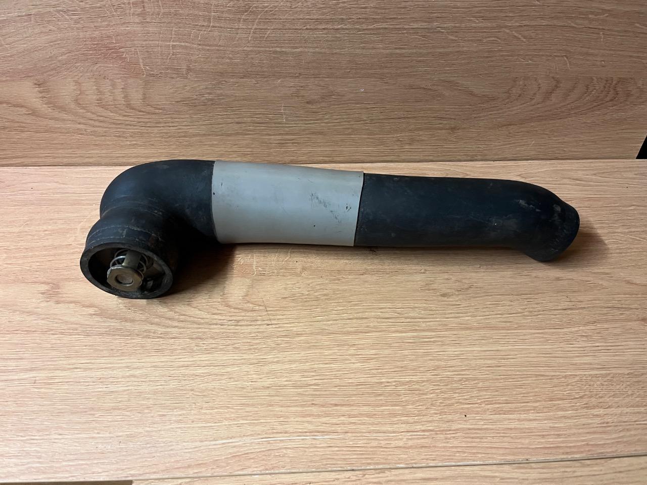 Durite supérieure avec thermostat pour Citroën DS. LesAnciennes.com