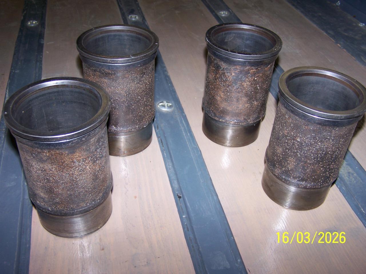 Ensemble chemises - pistons - bielles LesAnciennes.com