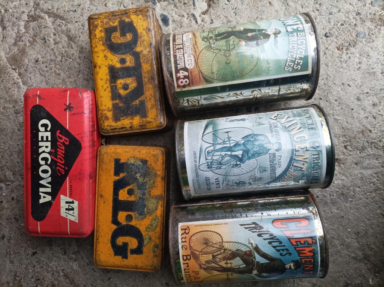 Lot de boîtes à bougies et vélo ancien LesAnciennes.com