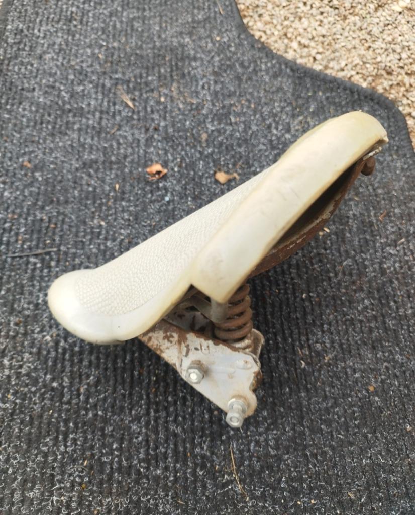 Selle monoplace pour PEUGEOT BB104 LesAnciennes.com