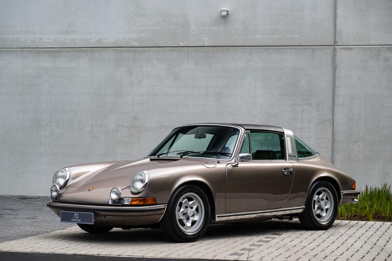 PORSCHE 911 2.4T Targa - 1972 LesAnciennes.com