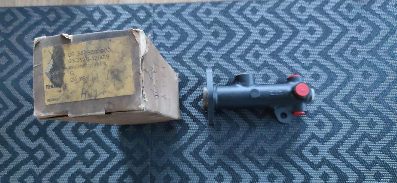 Maître cylindre RENAULT 4 (R4) ancien modèle LesAnciennes.com