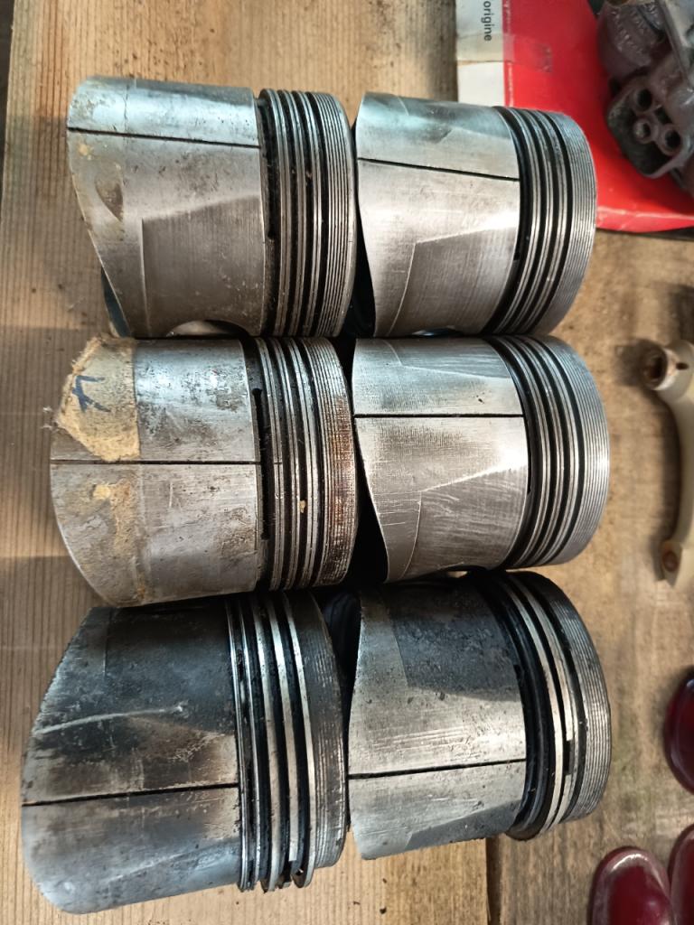 Pistons fendu, diamètre 85 LesAnciennes.com