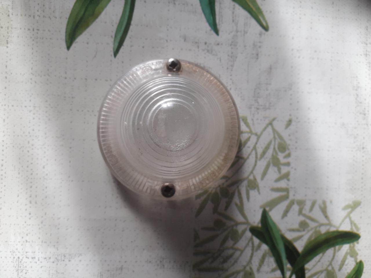 ,Cabochon avant RENAULT Dauphine 10e LesAnciennes.com