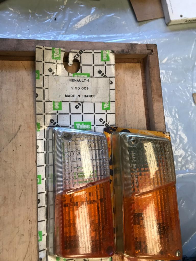 Cabochon gauche feu avant neuf RENAULT 6 R6 LesAnciennes.com