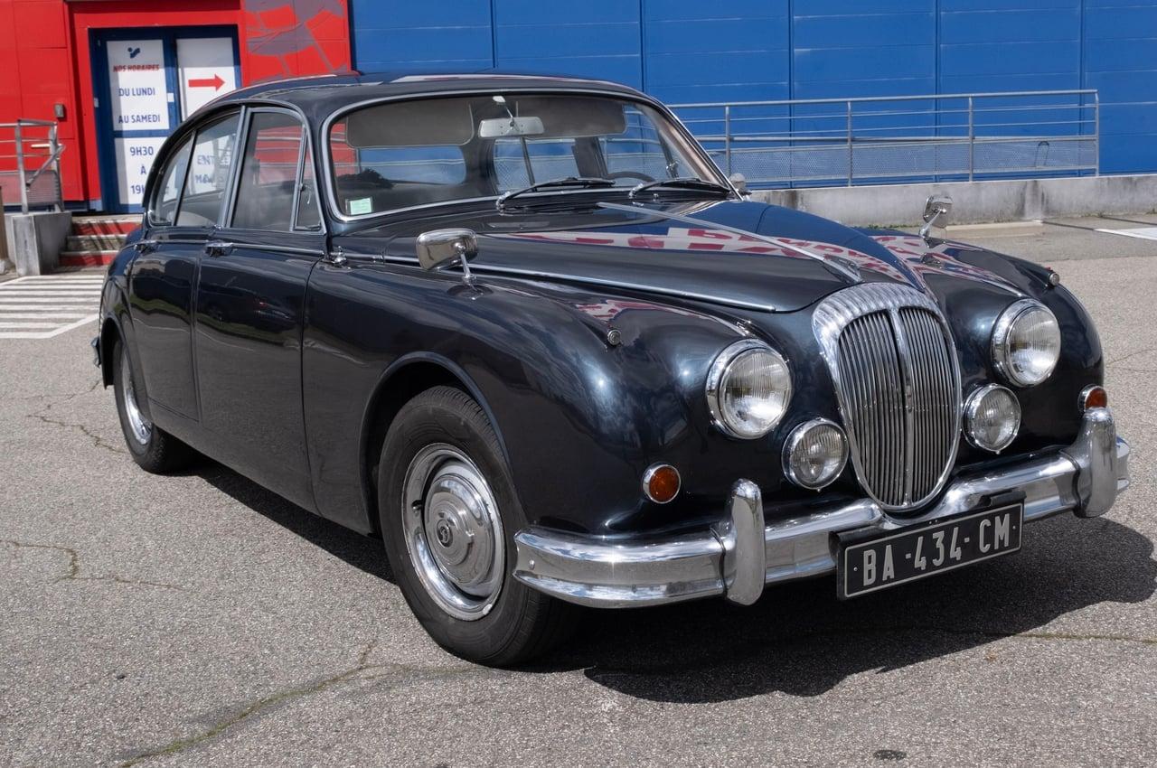 1963 Daimler 21/2 Litre V8 Saloon LesAnciennes.com