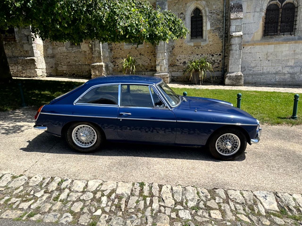 MG MGB GT - 1967 LesAnciennes.com
