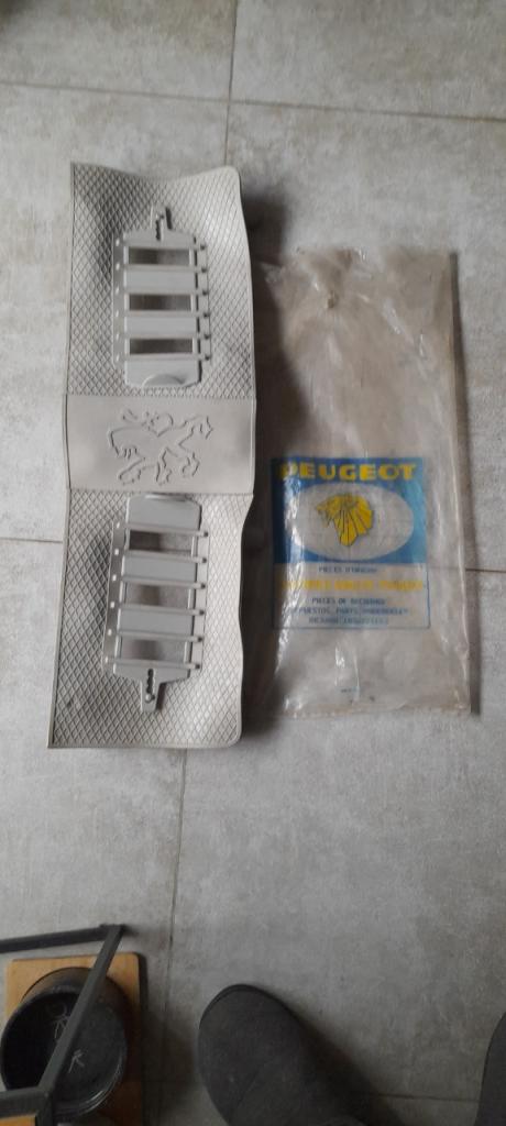 PEUGEOT 304 écran de radiateur LesAnciennes.com