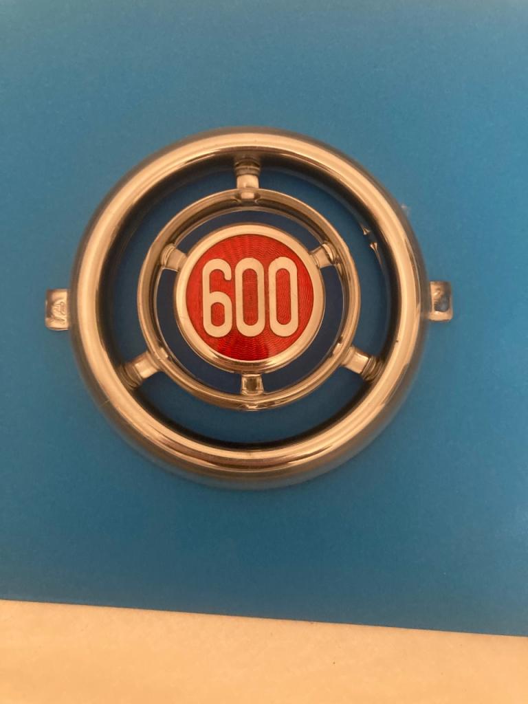 Logo de calandre FIAT 600 LesAnciennes.com