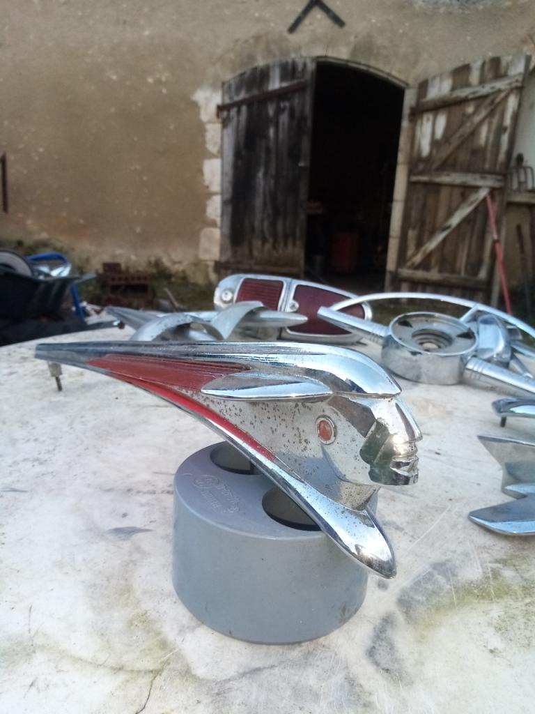 Mascotte FORD ET PEUGEOT 304 LesAnciennes.com