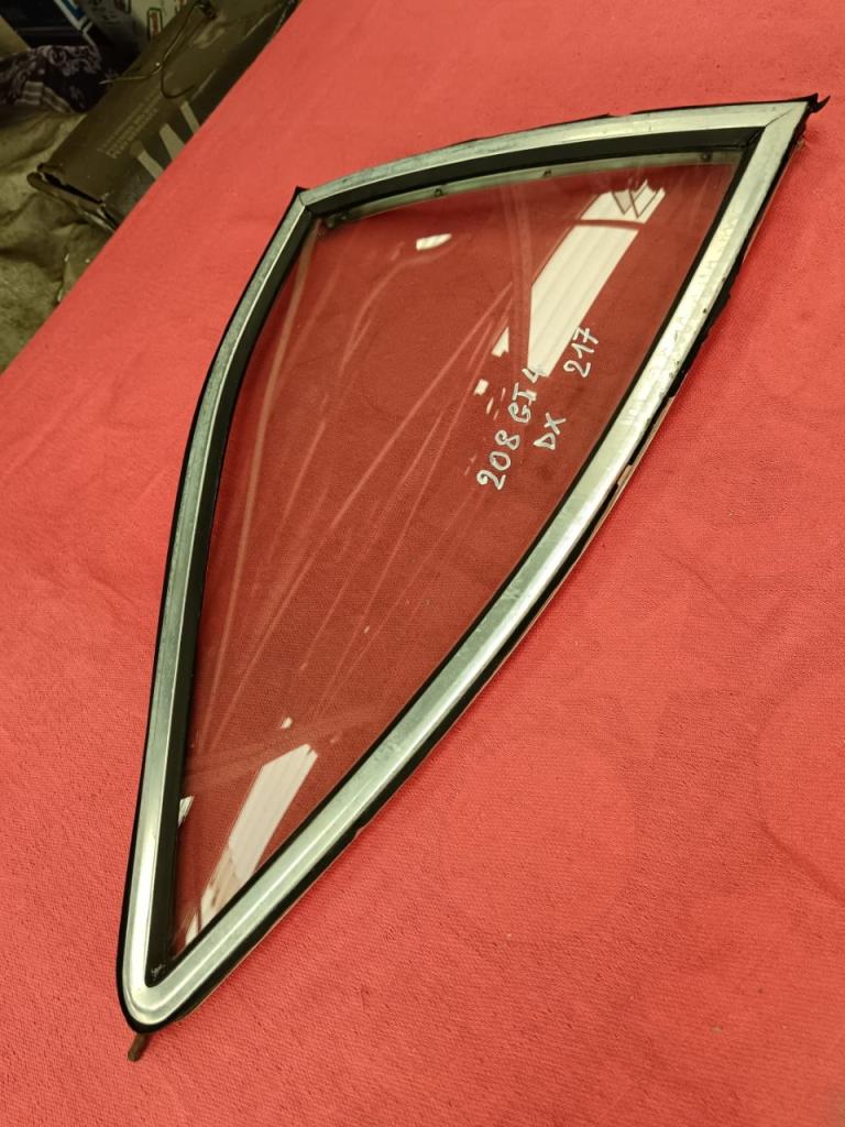 Vitre arrière droite Ferrari Dino 208/308GT4 LesAnciennes.com