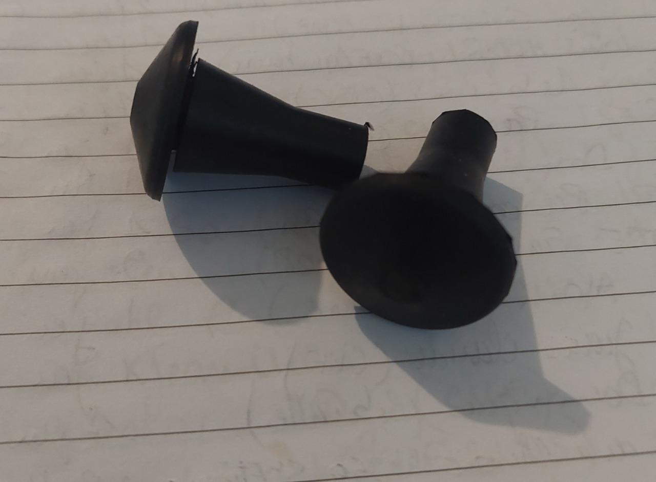 Butées ailes - capot Vedette Ariane LesAnciennes.com