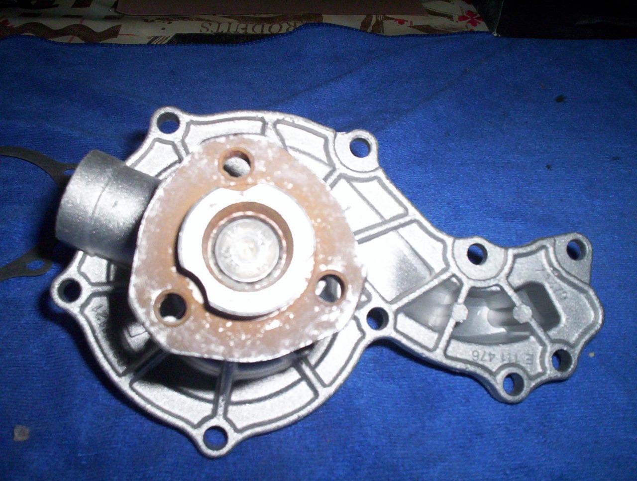 W golf GTI 1600/1800 pompe eau neuve LesAnciennes.com