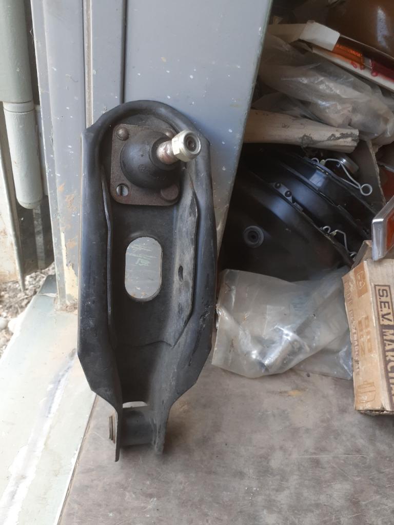 Triangle inférieur RENAULT 12 (R12) LesAnciennes.com