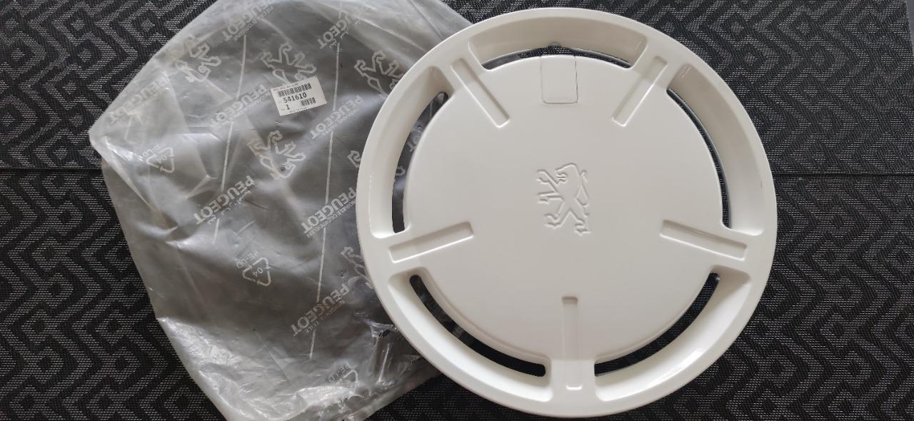 Enjoliveur blanc PEUGEOT 205 309 LesAnciennes.com