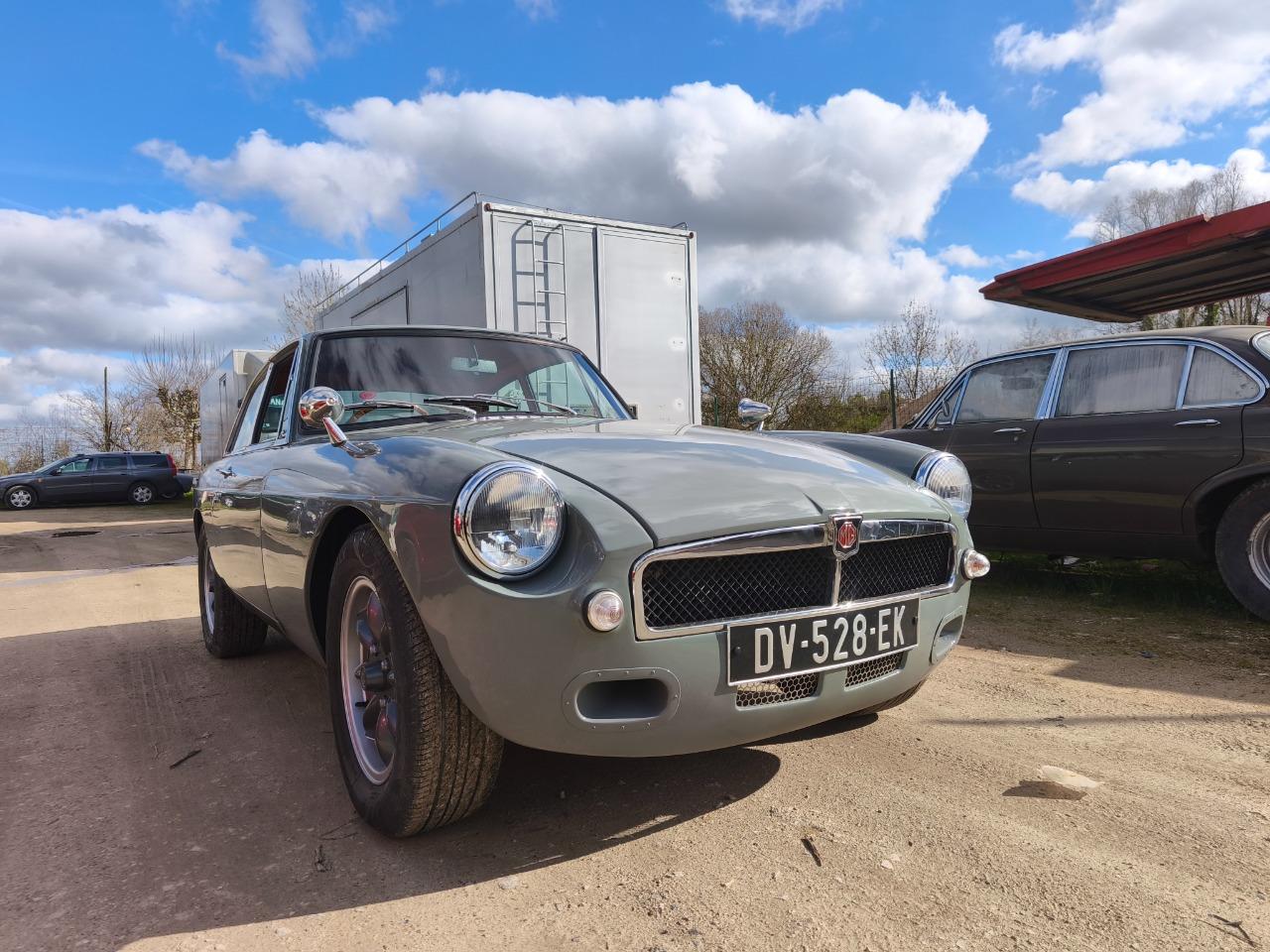 MG MGB Gt restomod - 1981 LesAnciennes.com