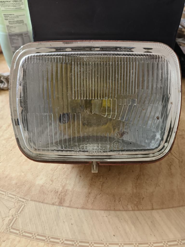 Optique Citroën 2 CV LesAnciennes.com