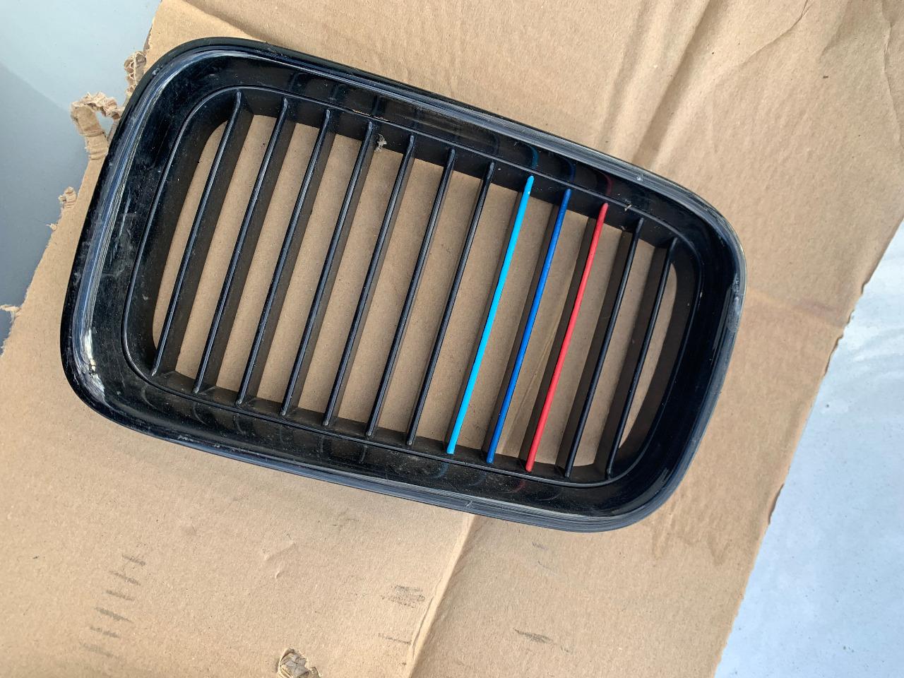 Calandre noir gauche BMW E36 ph 1 LesAnciennes.com