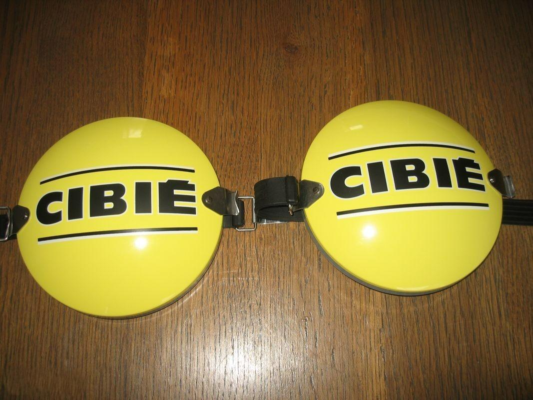Protections Cibié jaunes en métal phares boules LesAnciennes.com