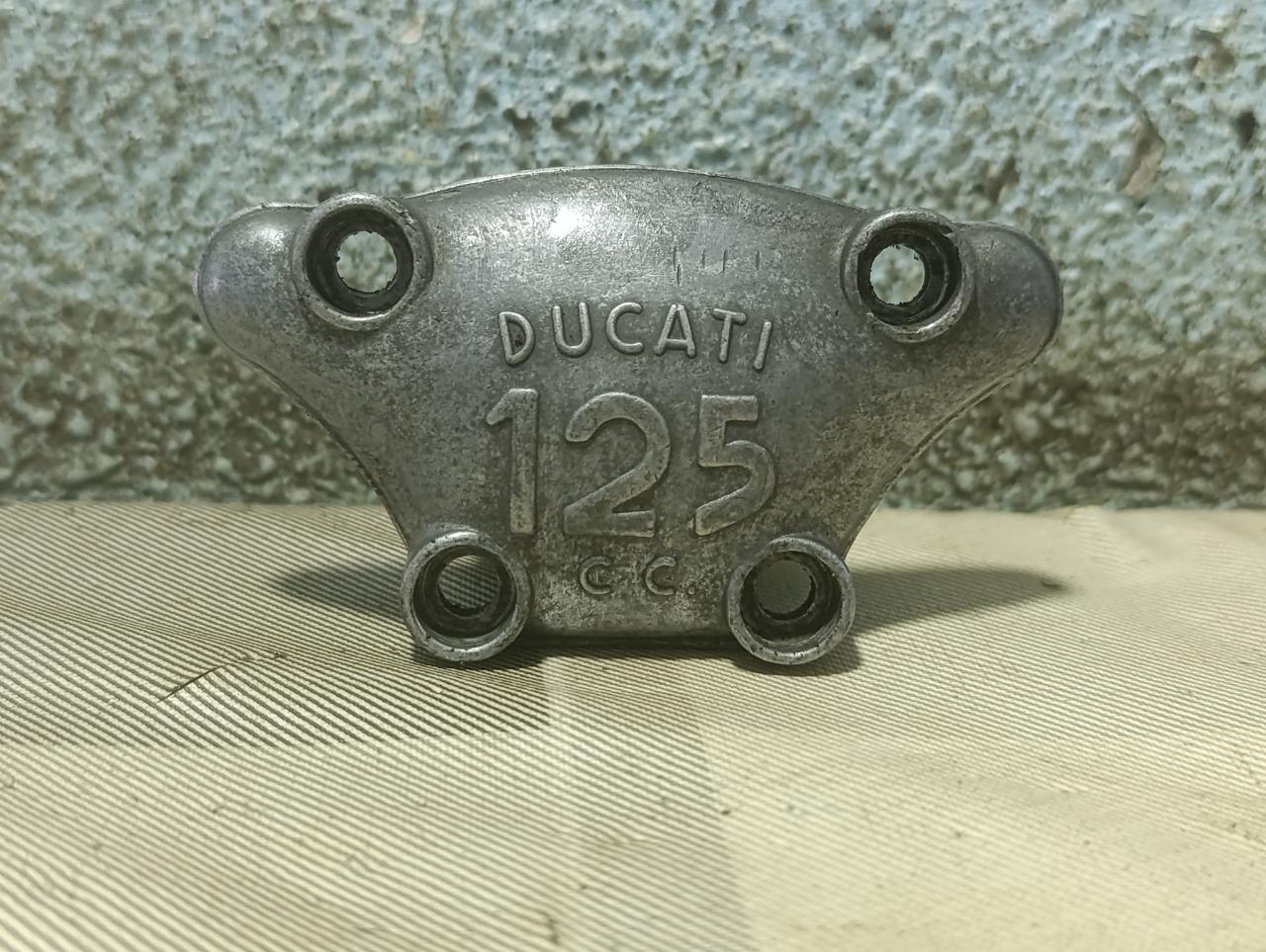 Couvercle d'arbre à cames Ducati 125 Sport LesAnciennes.com
