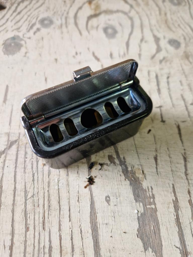 Cendrier adaptable pour voiture vintage LesAnciennes.com